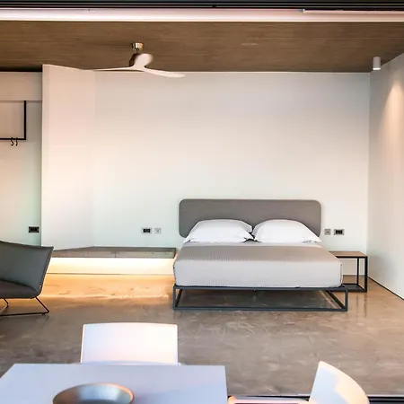 Echoes Milos 아파트